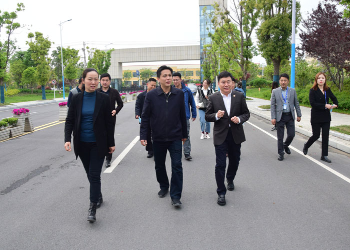 4月20日下午，團省委副書記、省青聯主席楊正，帶領團省委有關部室的負責同志，深入到晶宮綠建集團裝配式建筑產業(yè)基地，對企業(yè)疫情防控和復工復產情況進行檢查調研。.jpg