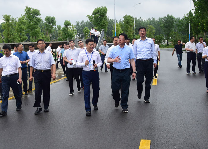 6月29日，副省長(zhǎng)、市委書記楊光榮帶隊(duì)，深入晶宮綠建集團(tuán)裝配式建筑產(chǎn)業(yè)基地，實(shí)地觀摩產(chǎn)業(yè)項(xiàng)目建設(shè)情況，推動(dòng)全市在比學(xué)趕超中掀起產(chǎn)業(yè)項(xiàng)目建設(shè)新熱潮。.jpg
